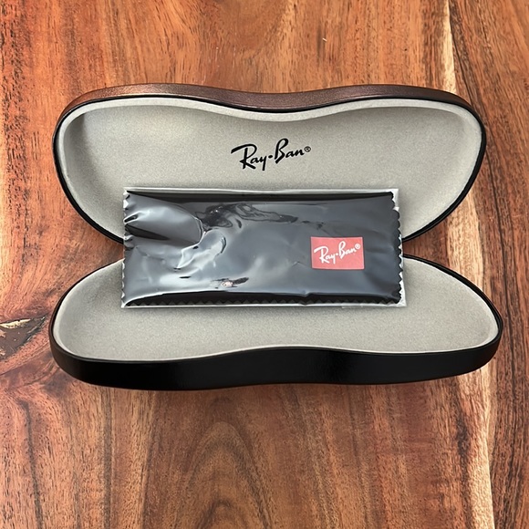 Ray-Ban Hardshell Glasses Case Black with Dust Cloth NWOT Unisex - Picture 3 of 3